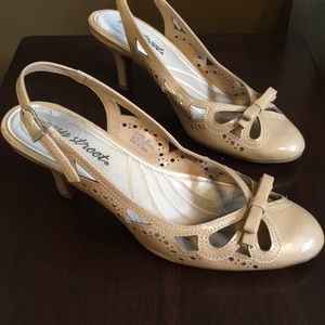 Gorgeous Easy Street Nude Sandal/Heels